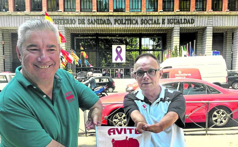 Rafael Basterrechea y Eduardo Bañares en una protesta junto al Ministerio de Sanidad.