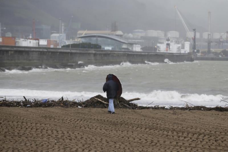 El temporal arrastró maderas a la Playa de Ereaga.