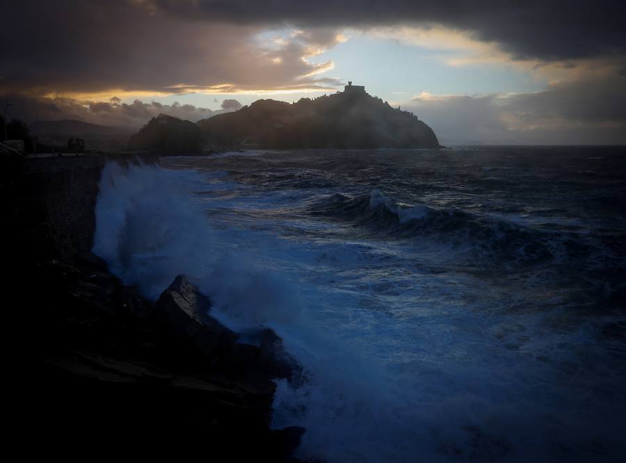 Las nubes dieron una pequeña tregua al amanecer en San Sebastián.