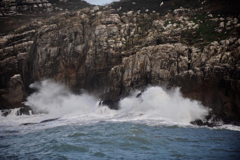 La fuerza del mar levantó espuma en su choque con los acantilados en Lekeitio.