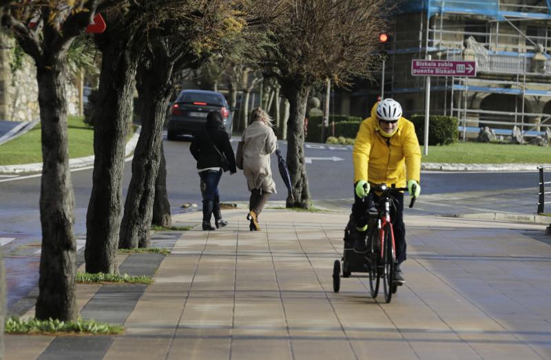 Algunos se atrevieron a andar en bicicleta apesar del temporal.