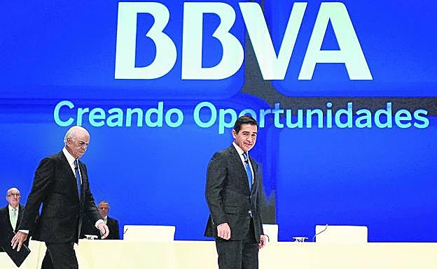 Francisco González y Carlos Torres, en la última junta de accionistas del BBVA celebrada la pasada primavera en Bilbao.