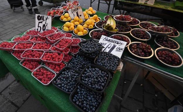 Un puesto en el que se vende fruta en el mercado Lewisham, en Londres. 