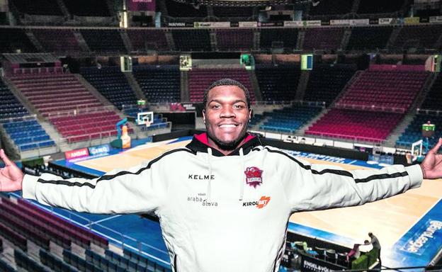 Jalen Jones, en lo alto de la grada del Buesa Arena tras su presentación ante los medios de comunicación. 