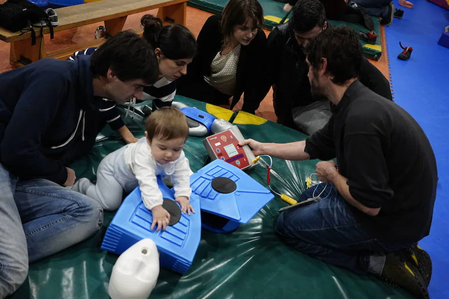 Una treintena de escolares y cien padres de Etxebarri asisten a curos de primeros auxilios para aprender a reaccionar ante una emergencia.