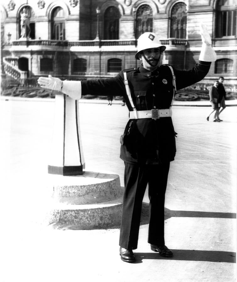 Un miembro de la guardia urbana dirige el tráfico en 1956.