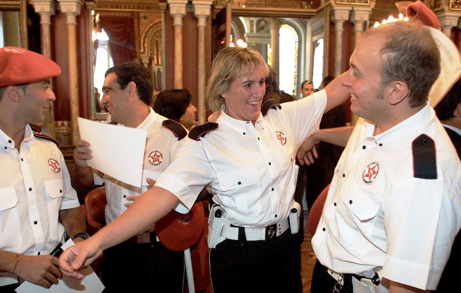 Sonrisas y abrazos entre los nuevos agentes de la Policía Municipal de Bilbao en 2001, que recibieron su diploma en el Salón Árabe del Ayuntamiento.