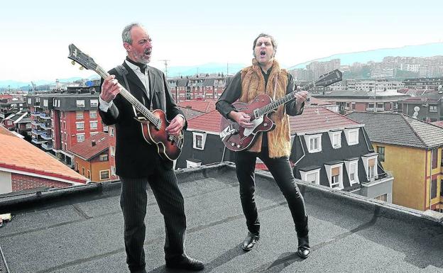 Juan López y Alfredo Niharra, componentes de The Plastic Clono Band, ensayan sobre el tejado de su casa en Las Arenas, Bizkaia, el concierto que los Beatles dieron hace medio siglo en la terraza de su estudio en Londres para finiquitar ocho años inolvidables.