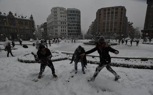 La plaza Moyua amaneció completamente nevada el pasado 28 de febrero.