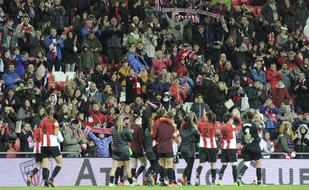 Las jugadas saludan al público al final del encuentro.