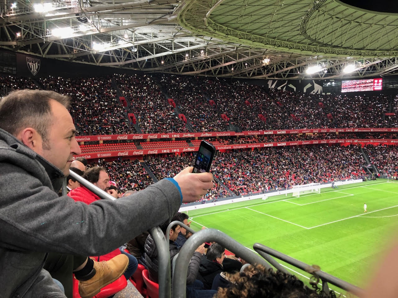 El partido de Copa de la Reina ha animado a muchos aficionados a acercarse al estadio y animar a las chicas