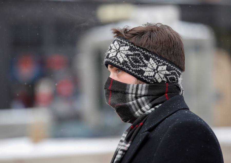 El vórtice polar obliga a cancelar cientos de vuelos y a cerrar autopistas y escuelas