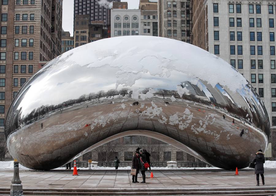 La popular escultura Cloud Gate, en Millenium Park (Chicago), no se ha librado del frío y su superficie reflectante acumula una capa de nieve.