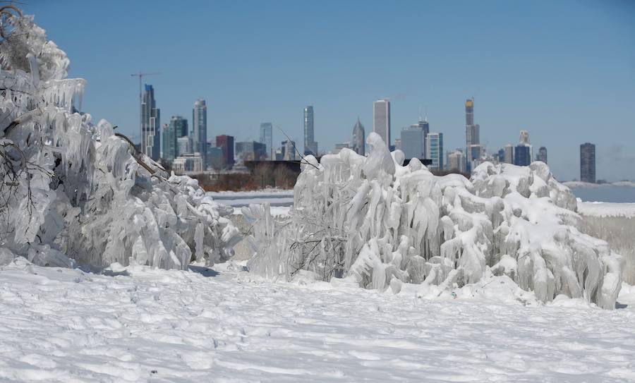 Una estructura de hielo frente al río Mississippi, este miércoles en Chicago, Illinois.