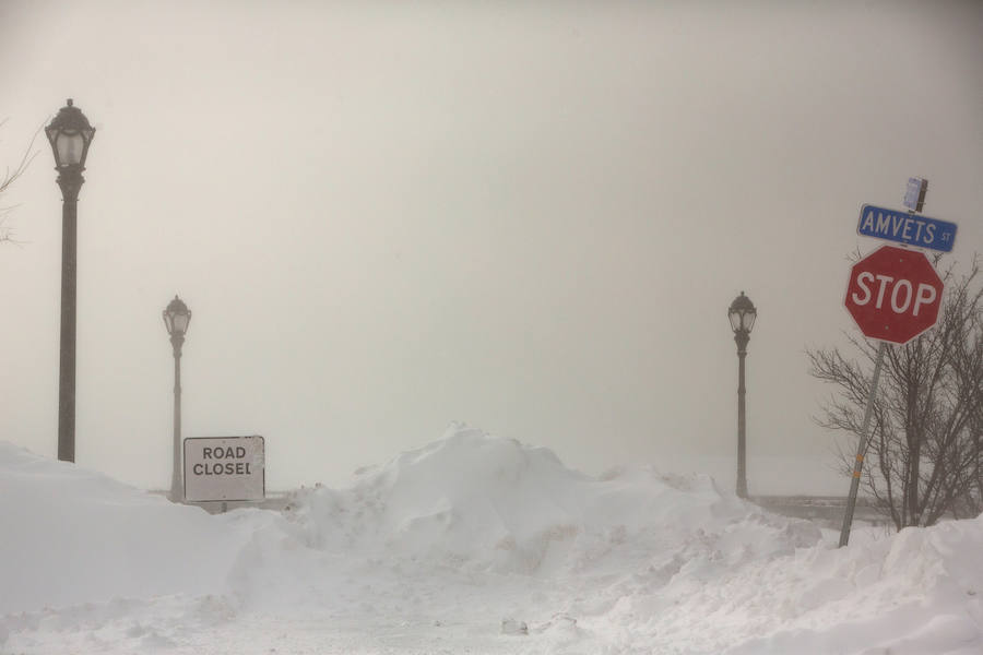 Una carretera cortada en Buffalo, Nueva York, durante el temporal que azota Estados Unidos.