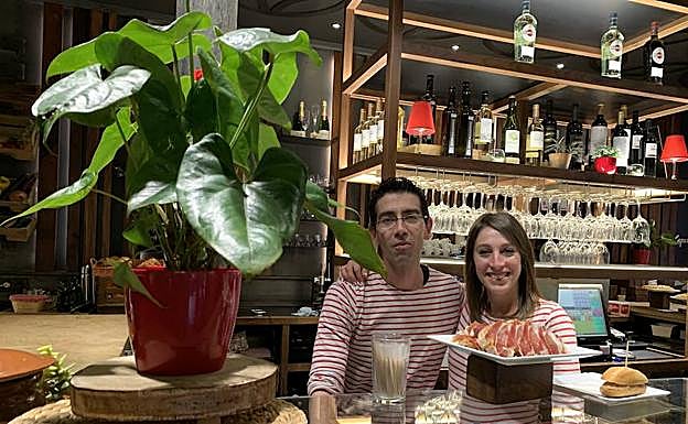 Imagen principal - Arriba. los dependeintes del Kapikua, Alberto y Ainara. A la izquierda, la decoración del Mugarra. A la derecha, el maltrecho geranio de Chance. 