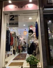 Imagen secundaria 2 - Arriba. los dependeintes del Kapikua, Alberto y Ainara. A la izquierda, la decoración del Mugarra. A la derecha, el maltrecho geranio de Chance. 