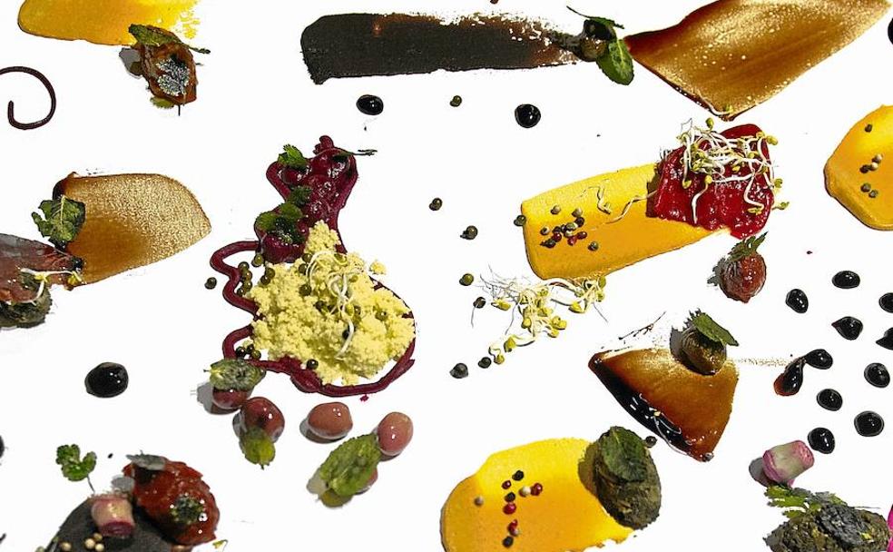 La cocinera vascomarroquí Najat Kaanache dibujó un lienzo con los platos y productos de su restaurante Nur, situado en la medina de Fez. 