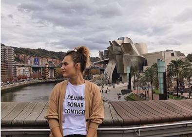 Imagen secundaria 1 - Beatriz Urigoitia cuelga en Instagram los looks que lleva a la oficina, parodia a las famosas y comparte su rutina de entrenamiento. 