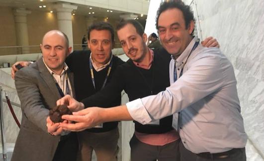 Ignacio Echapresto, Francis Paniego, Iñaki Murua y Fernando Sáenz muestran una trufa.