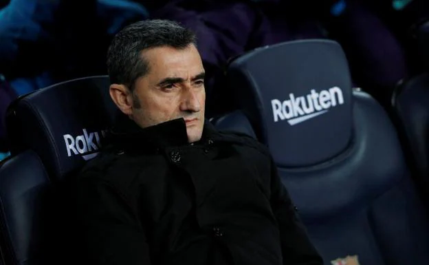 Valverde, sentado en el banquillo del Camp Nou en la vuelta del partido contra el Sevilla en Copa del Rey.