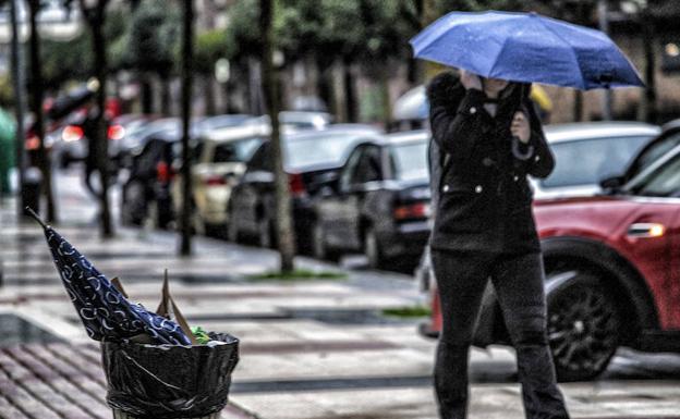 Las fuertes rachas de viento protagonizan las primeras horas del viernes en Vitoria.