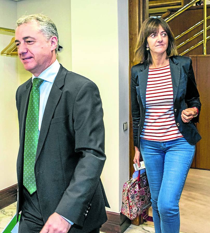 Iñigo Urkullu e Idoia Mendia abandonan el hemiciclo del Parlamento vasco.