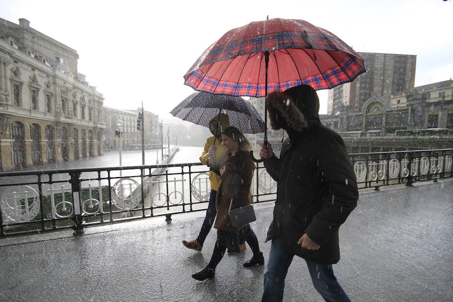 El puente del Arriaga azotado por el granizo.