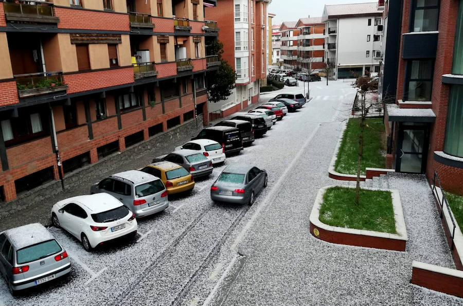 El granizo ha caído con fuerza en Algorta, donde los coches se han cubierto de blanco.