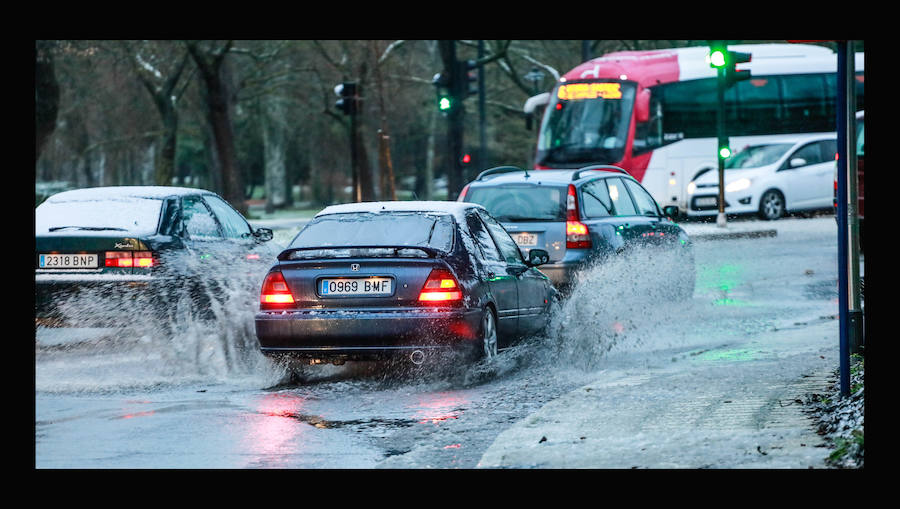 La nieve y la lluvia han provocado algunas balsas de agua en calles de Vitoria.