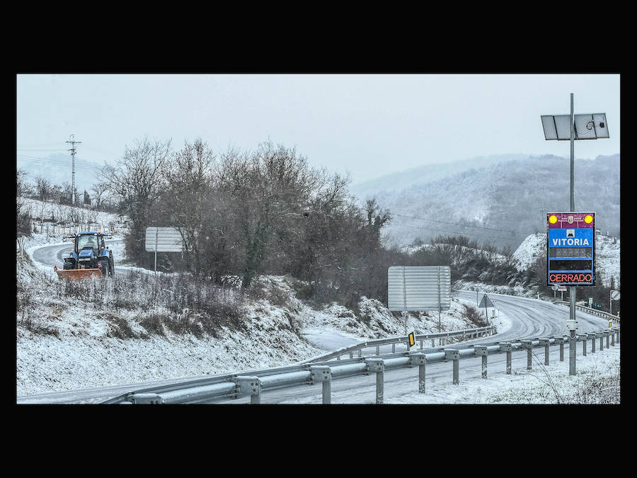 La nevada ha obligado a cerrar puertos de montaña y ha dificultado la circulación en la red viaria, en especial, en Álava