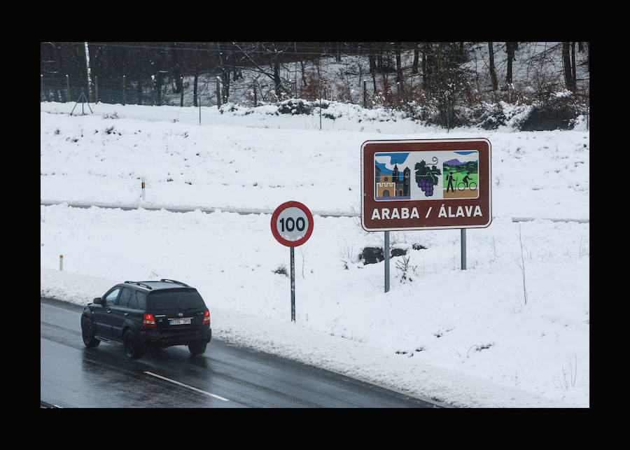 La nevada ha obligado a cerrar puertos de montaña y ha dificultado la circulación en la red viaria, en especial, en Álava