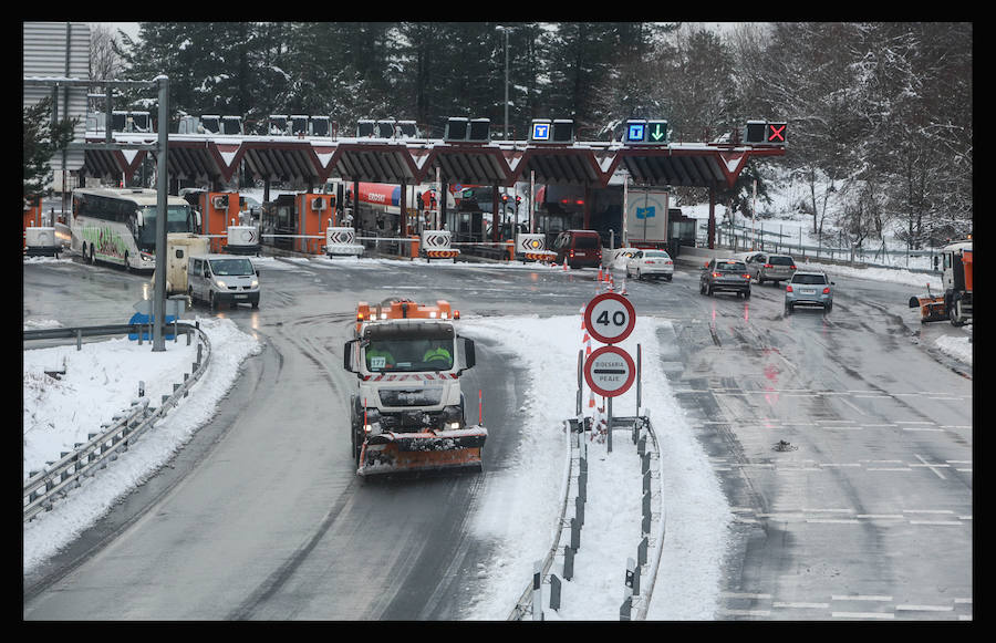 La nevada ha obligado a cerrar puertos de montaña y ha dificultado la circulación en la red viaria, en especial, en Álava