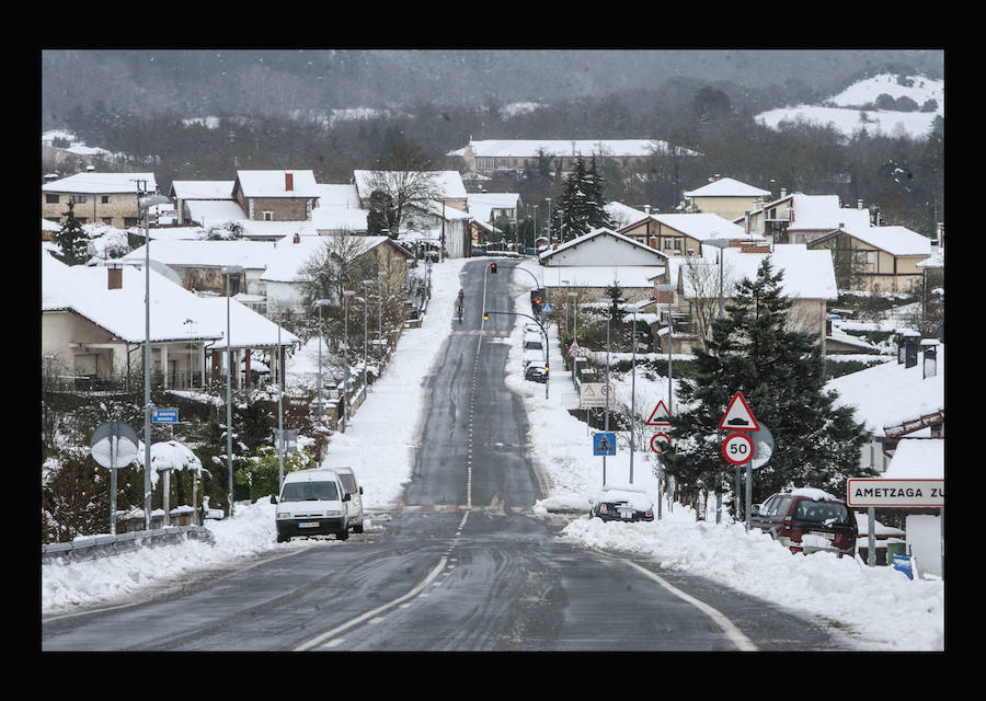 La nevada ha obligado a cerrar puertos de montaña y ha dificultado la circulación en la red viaria, en especial, en Álava