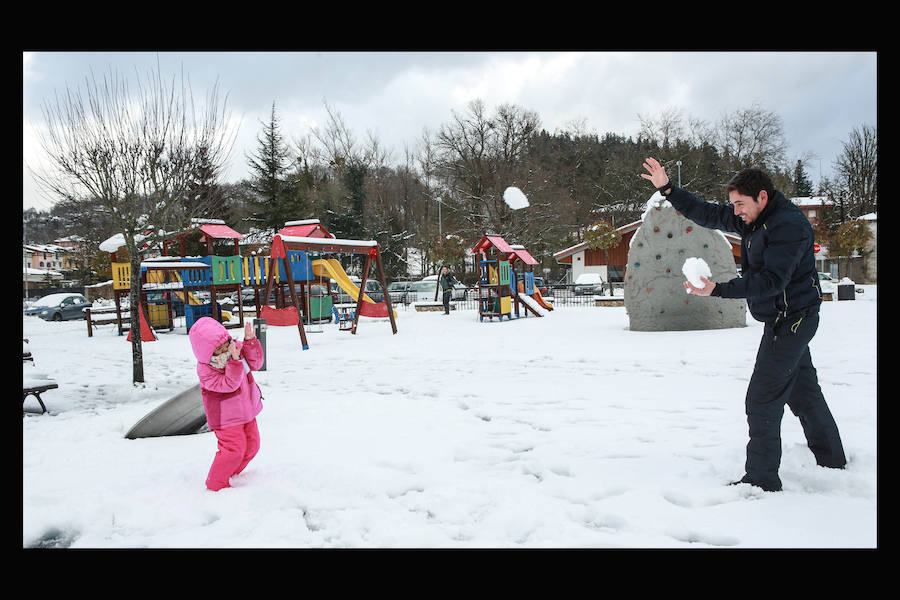 Mucha gente ha aprovechado la mañana para salir a jugar con la nieve.