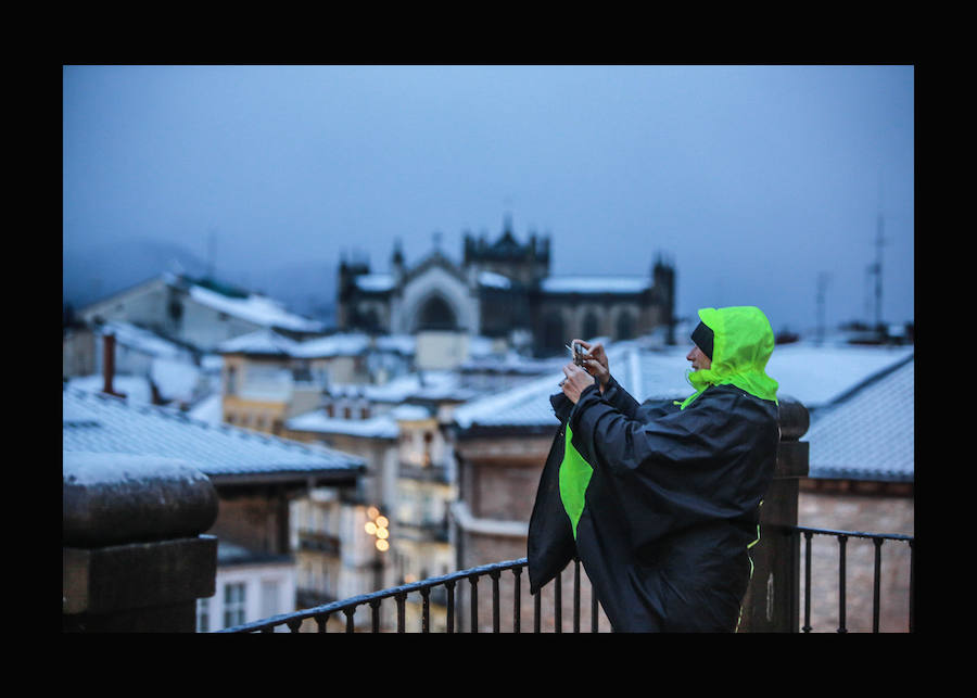 Algunos vitorianos han madrugado para sacar fotos de Vitoria cubierta de nieve.