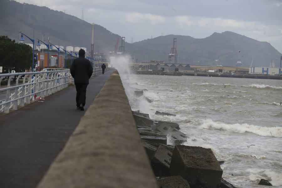 Pocos valientes se atrevían a pasear por el paseo del Puerto Deportivo de Getxo, salpicado por las olas.