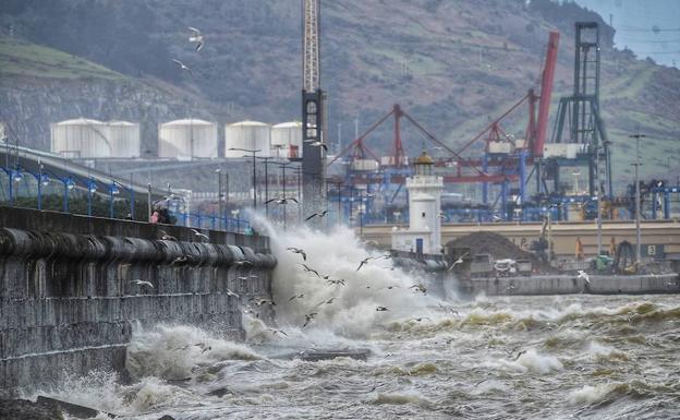 Las olas amenazan el paseo del Puerto Deportivo de Getxo.