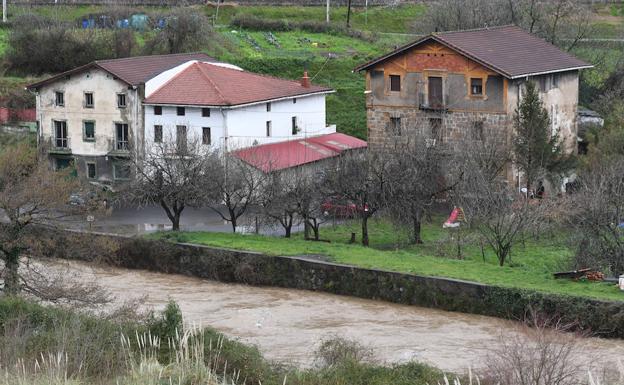 Imagen principal - Imágenes del Cadagua a su paso por Alonsotegui.