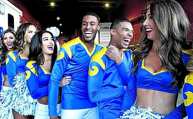 Quinton Peron y el resto del equipo de 'cheerleaders'.