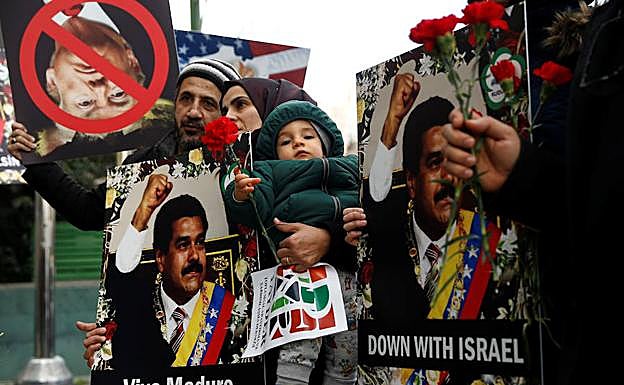 Concentración de apoyo a Nicolás Maduro junto al Consulado de Venezuela en la ciudad turca de Estambul. 