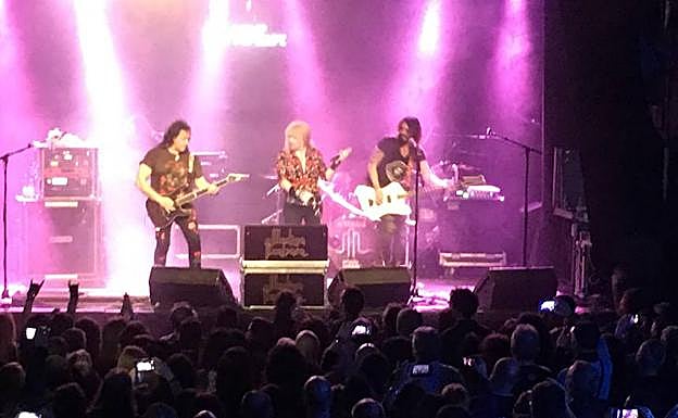 La gente inmortalizando el momento con los móviles.