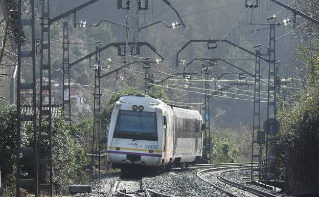 El tren ha quedado parado a la altura de Alonsotegi.