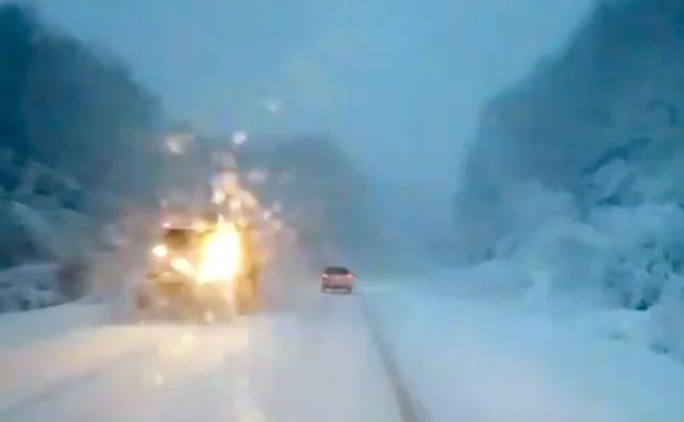 Así se ve la nevada caída sobre el puerto de Azazeta desde el interior de un coche.