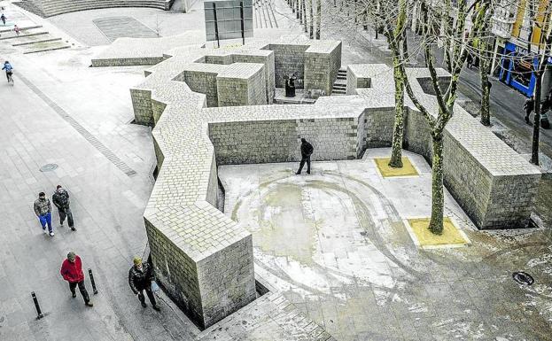 La plaza de Los Fueros, de Eduardo Chillida, fue inaugurada en 1979.