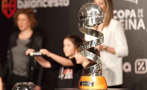 El trofeo de la Copa de la Reina de baloncesto.