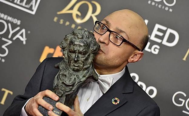 Jesús Vidal besa el Goya al mejor actor revelación por su papel en 'Campeones',