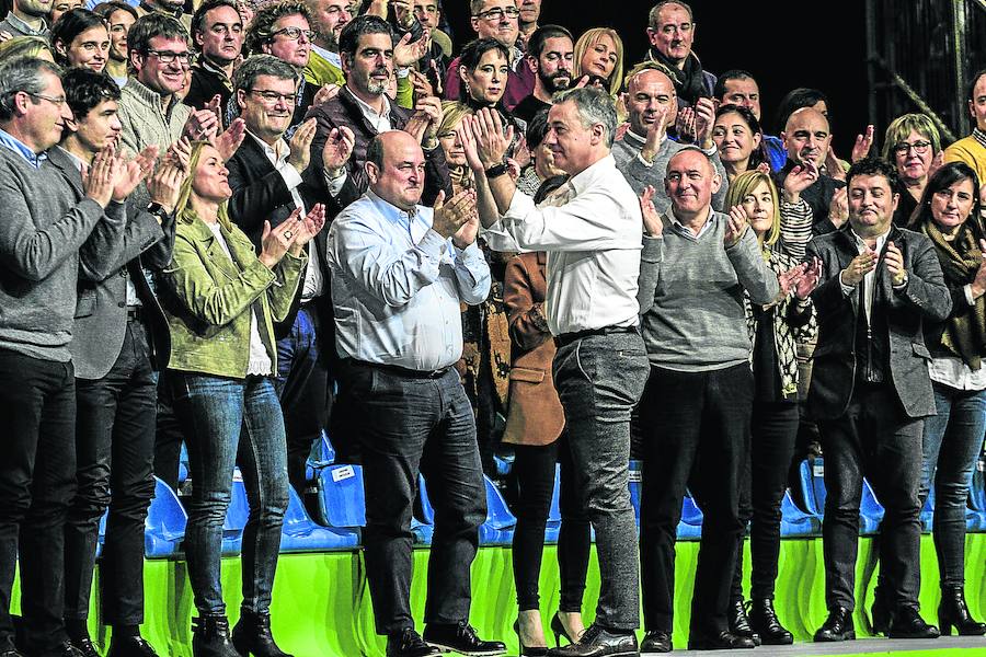 Multitudinario. Más de 5.000 simpatizantes y 700 candidatos jeltzales se dieron cita ayer en BEC. Tomaron la palabra el líder del EBB, Andoni Ortuzar; el lehendakari, Iñigo Urkullu, y la europarlamentaria Izaskun Bilbao. 