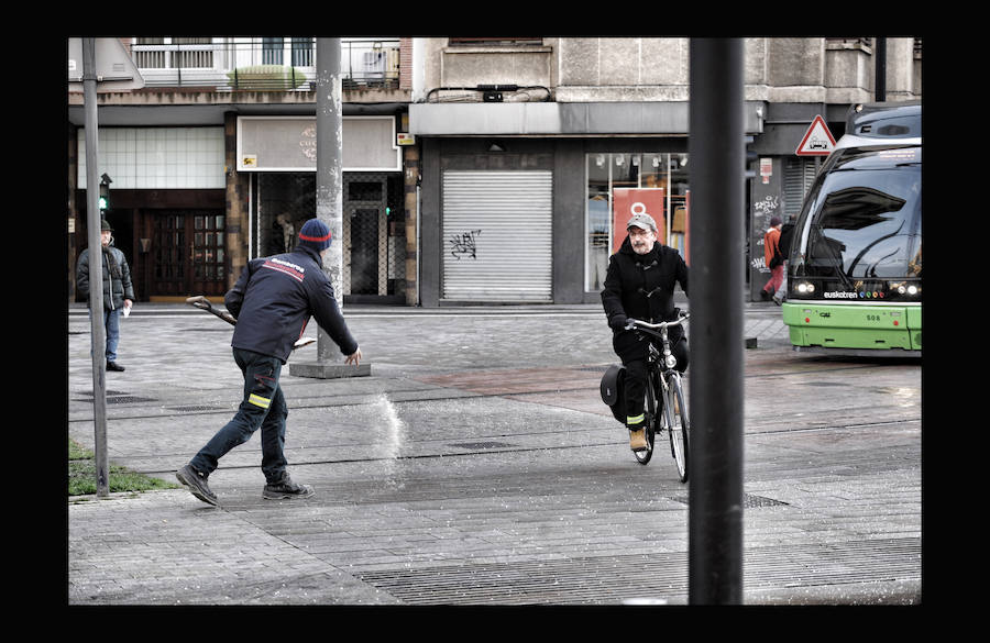 Fotos: Frío y resbalones en Vitoria en una jornada con heladas