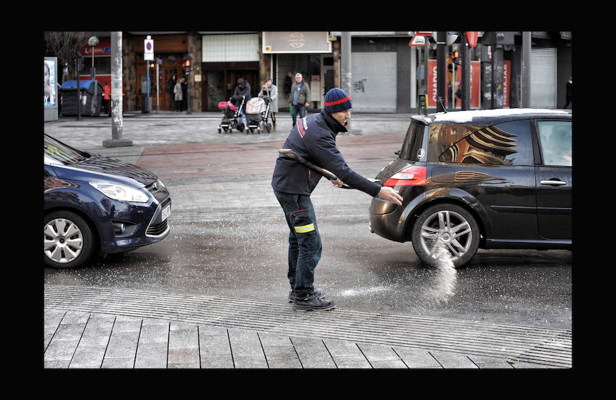 Fotos: Frío y resbalones en Vitoria en una jornada con heladas